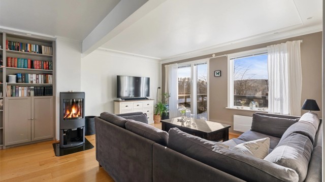 Stuen i hovedetasjen er lys og innbydende, malt i delikate og moderne farger som skaper en behagelig atmosfære