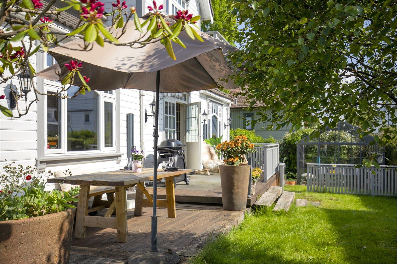 Fra terrassen er det fin utsikt over den private hagen.
