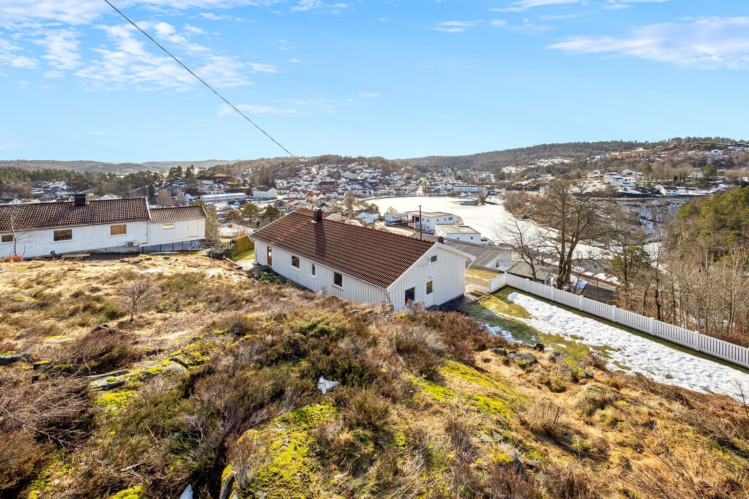 Nydelig utsikt til Tjenna, sentrum og Fjærkleivene