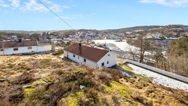 Nydelig utsikt til Tjenna, sentrum og Fjærkleivene