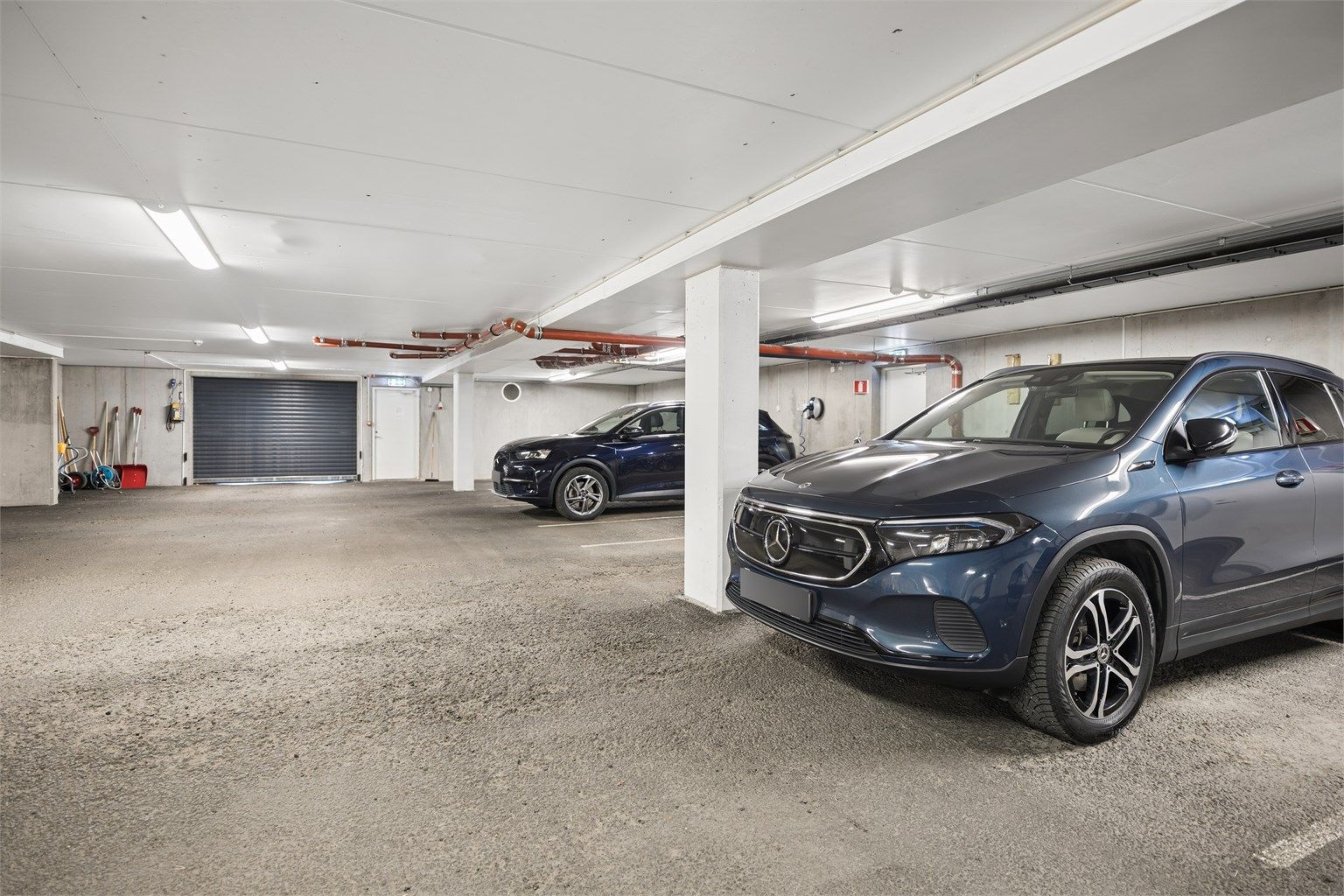 Leiligheten disponerer fast biloppstillingsplass med montert elbillader i felles parkeringskjeller. Fra boligen er det direkte adkomst via innvendig trapp til garasjeanlegget og tilhørende bod. En praktisk og komfortabel løsning.