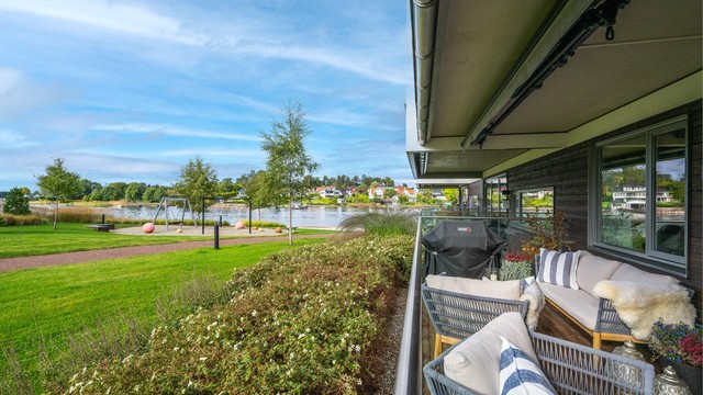Terrassen ligger fint til med beplantning og plenarealer like utenfor.