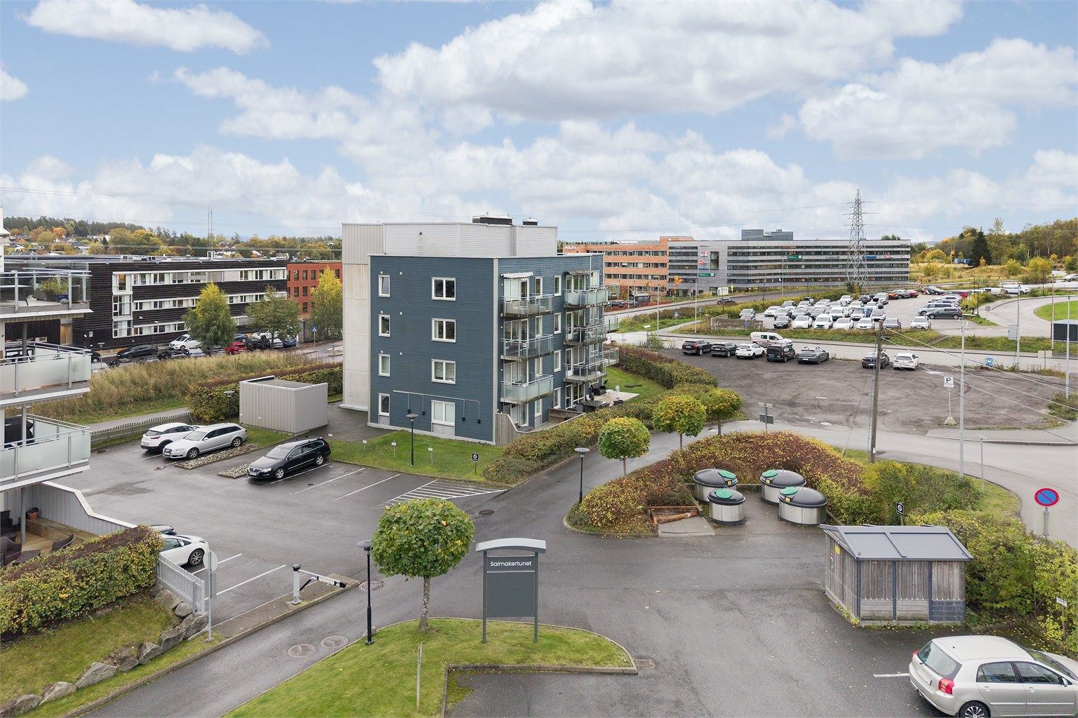 Leiligheten disponerer biloppstillingsplass på felles tomt, og borettslaget har felles gjesteparkering.