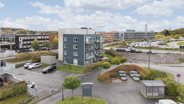 Leiligheten disponerer biloppstillingsplass på felles tomt, og borettslaget har felles gjesteparkering.