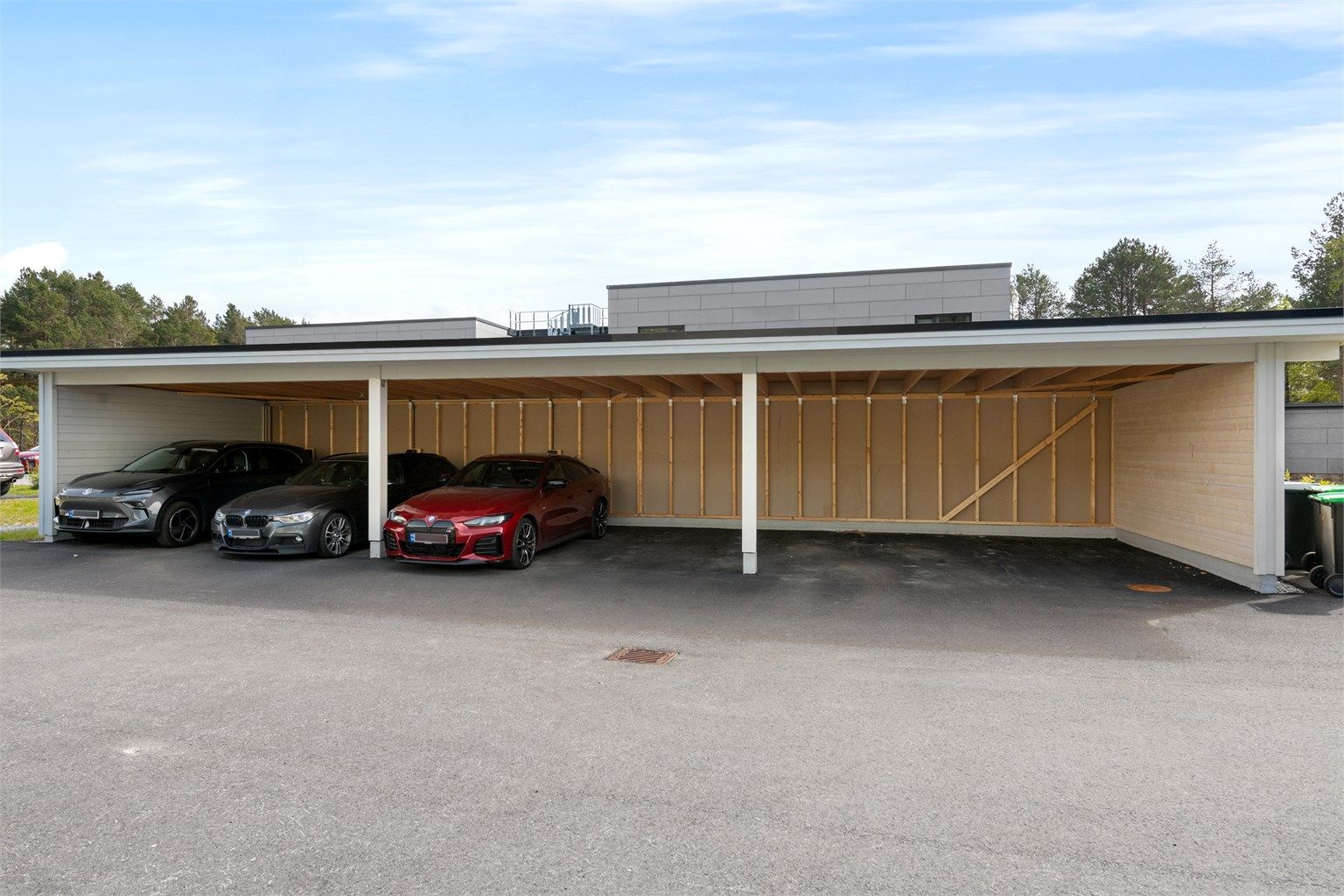 Parkeringsplass i felles carport-anlegg medfølger leiligheten.