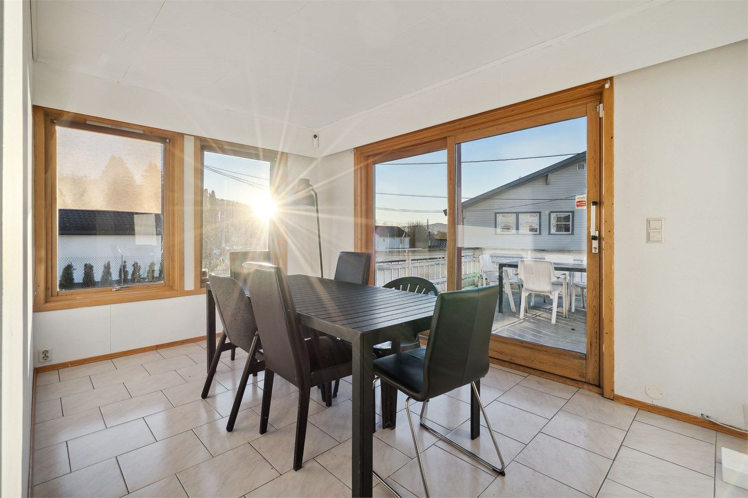 Lys og hyggelig spisestue. Perfekt for sosiale måltider.