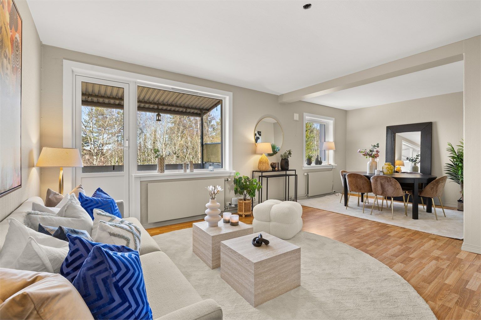 Velkommen til Mellombølgen 18 - En stor, lys og nymalt 2(3)R toppleilighet med mulighet for hele 3 soverom. Solrik balkong med flott utsyn over skogholt. 