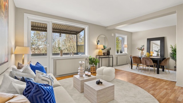 Velkommen til Mellombølgen 18 - En stor, lys og nymalt 2(3)R toppleilighet med mulighet for hele 3 soverom. Solrik balkong med flott utsyn over skogholt.