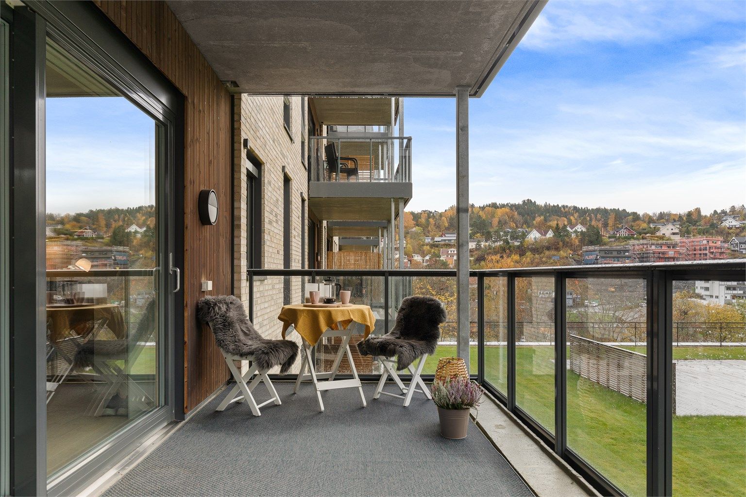 Flott balkong utenfor stuen - Selgers høstbilde 