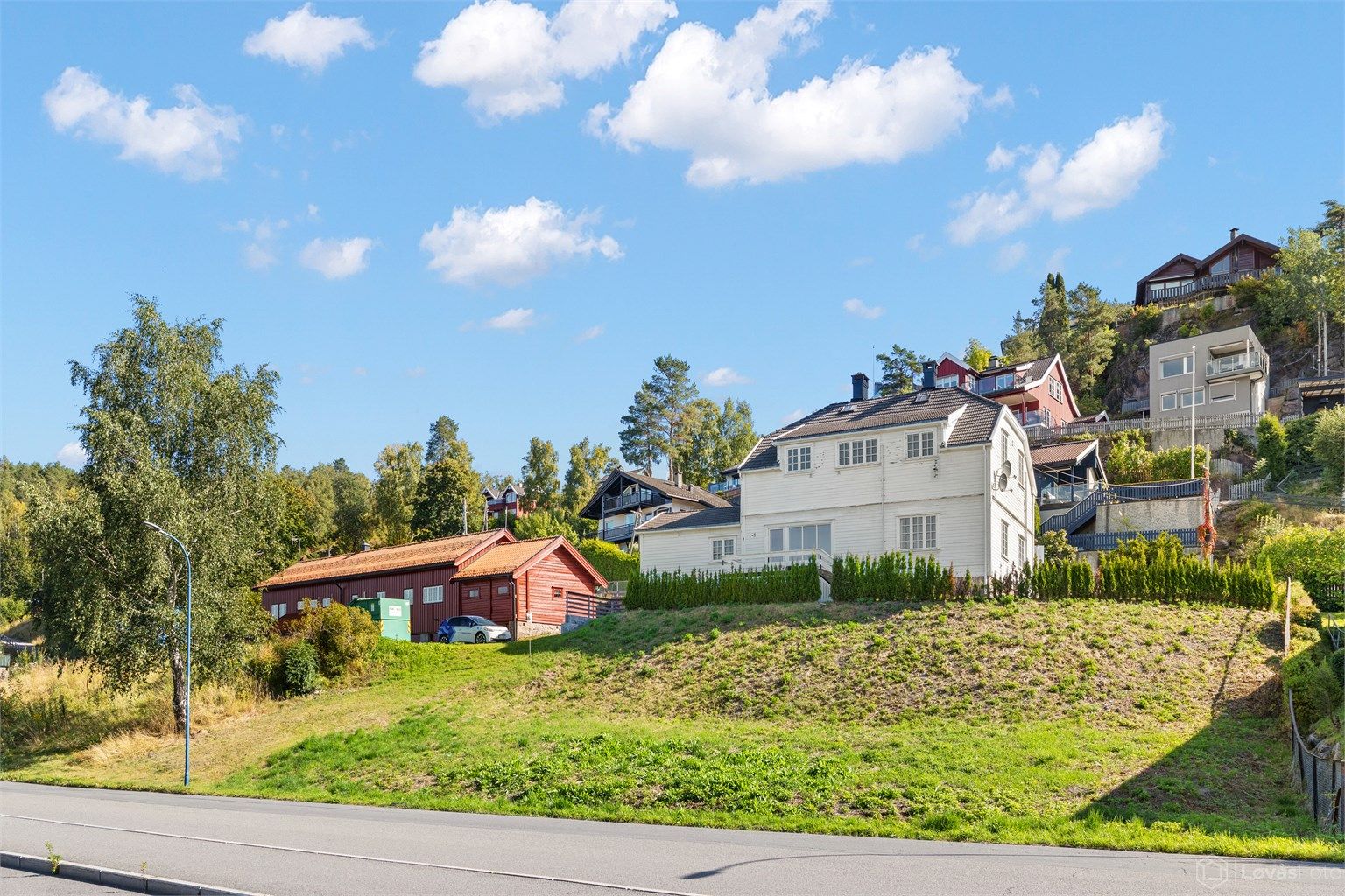 Innholdsrik enebolig over tre plan med idyllisk beliggenhet like ved Maridalsvannet.
Foto: Løvås Foto