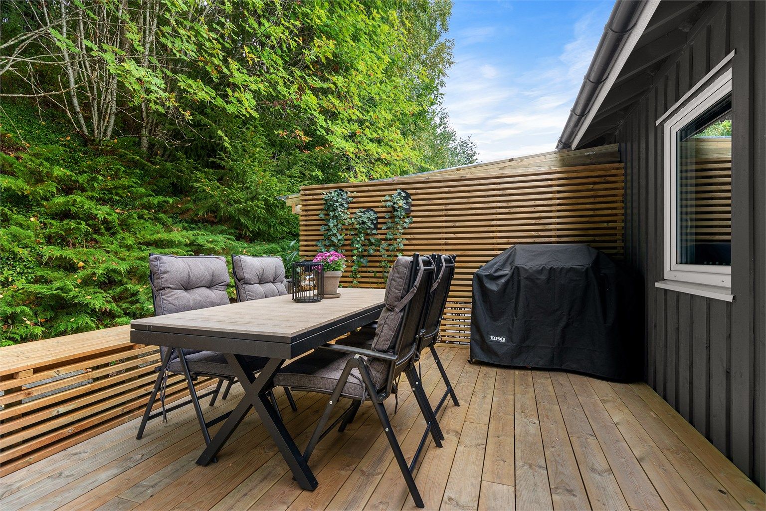 Fra boligen er det direkte utgang til både romslig terrasse og balkong.
Foto: [Eiendomsfoto AS]