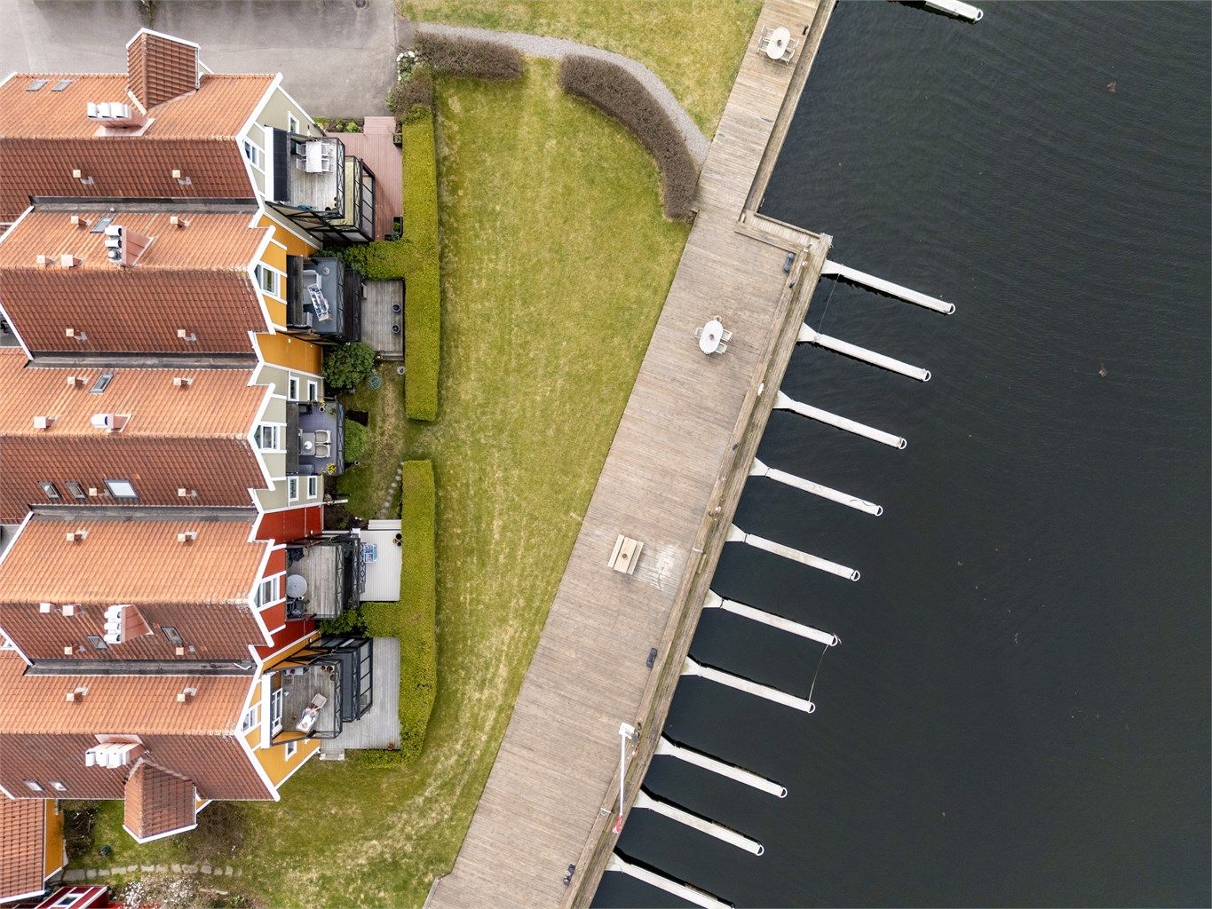 Her bor du bokstavelig talt i vannkanten, med umiddelbar nærhet til sjø og båtliv.