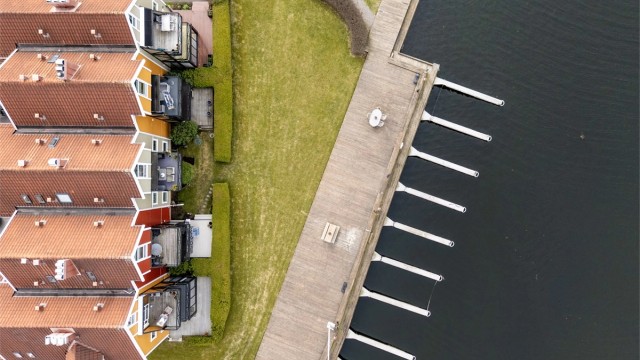 Her bor du bokstavelig talt i vannkanten, med umiddelbar nærhet til sjø og båtliv.