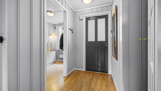 Fra gangen er det inngang til soverommene og badet. Entrédøren har glassfelt og sikkerhetslås.