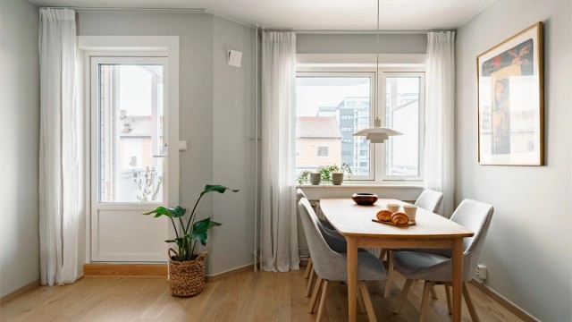 Fra stuen er det direkte utgang til balkongen. Balkongdøren er ny fra 2025.