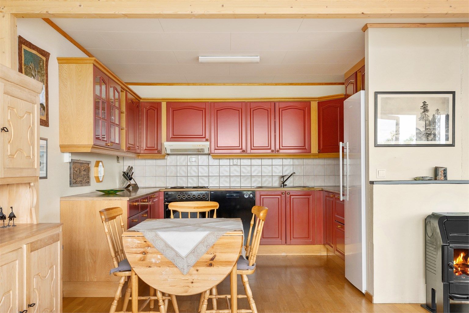 Kjøkkenet ligger naturlig tilbaketrukket fra stuen og er innredet med profilerte fronter og benkeplate av laminat. 