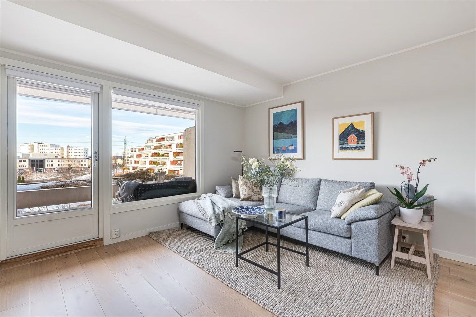 Store vindusflater som gir rikelig med lys, uten innsyn