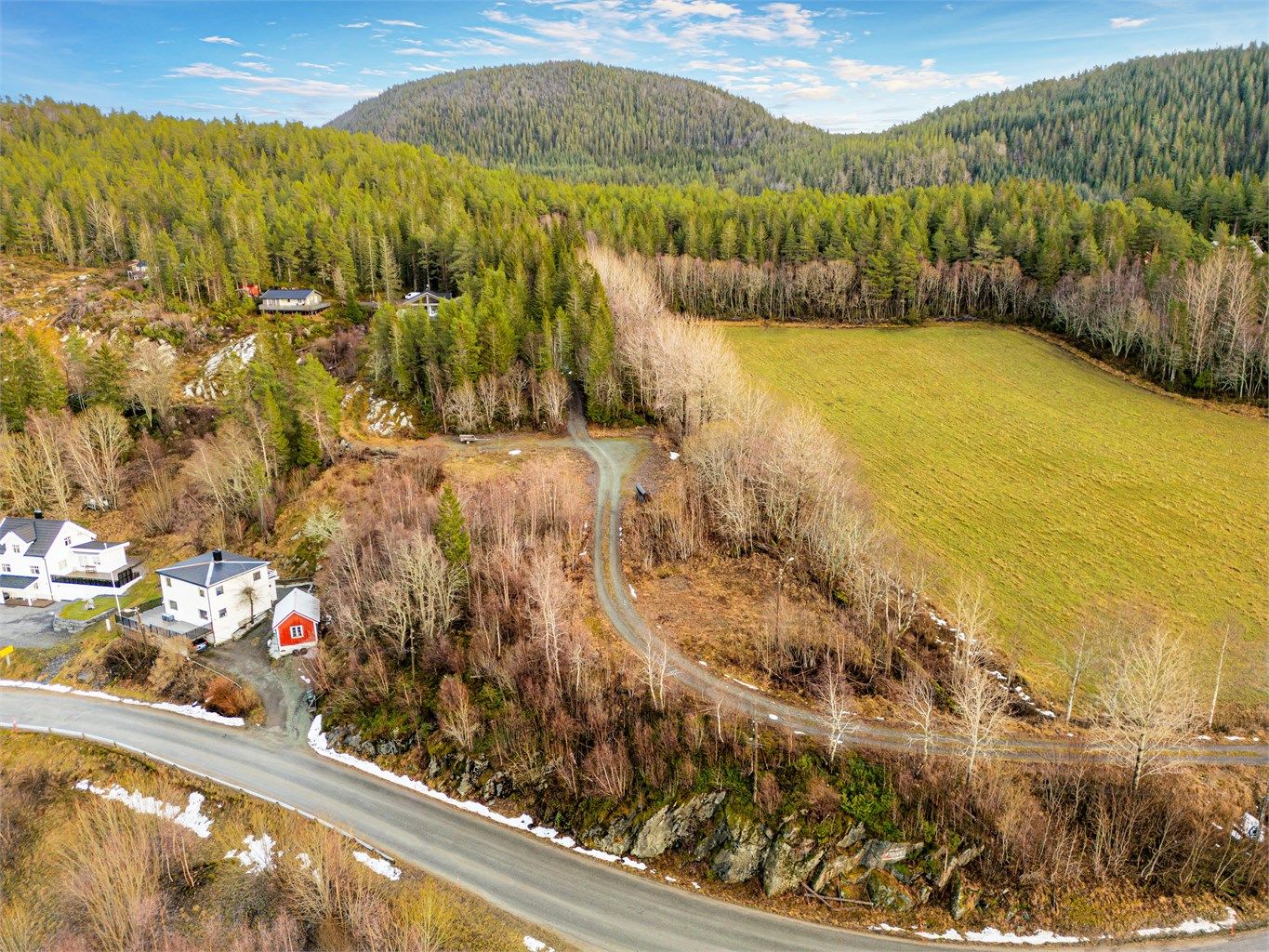 Velkommen til Råkvågveien 365 - og denne romslige tomten i naturskjønne omgivelser på Råkvåg!
Foto: Harald Wanvik v/Interiørfoto