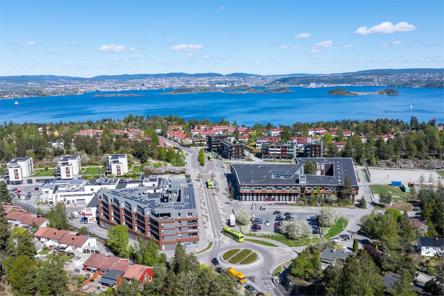  Fra eiendommen er det kort gangavstand til skoler, barnehager, offentlig kommunikasjon og daglige servicetilbud. 