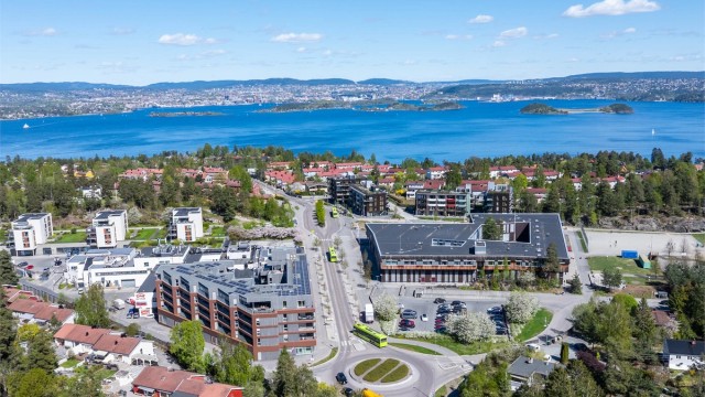 Fra eiendommen er det kort gangavstand til skoler, barnehager, offentlig kommunikasjon og daglige servicetilbud.