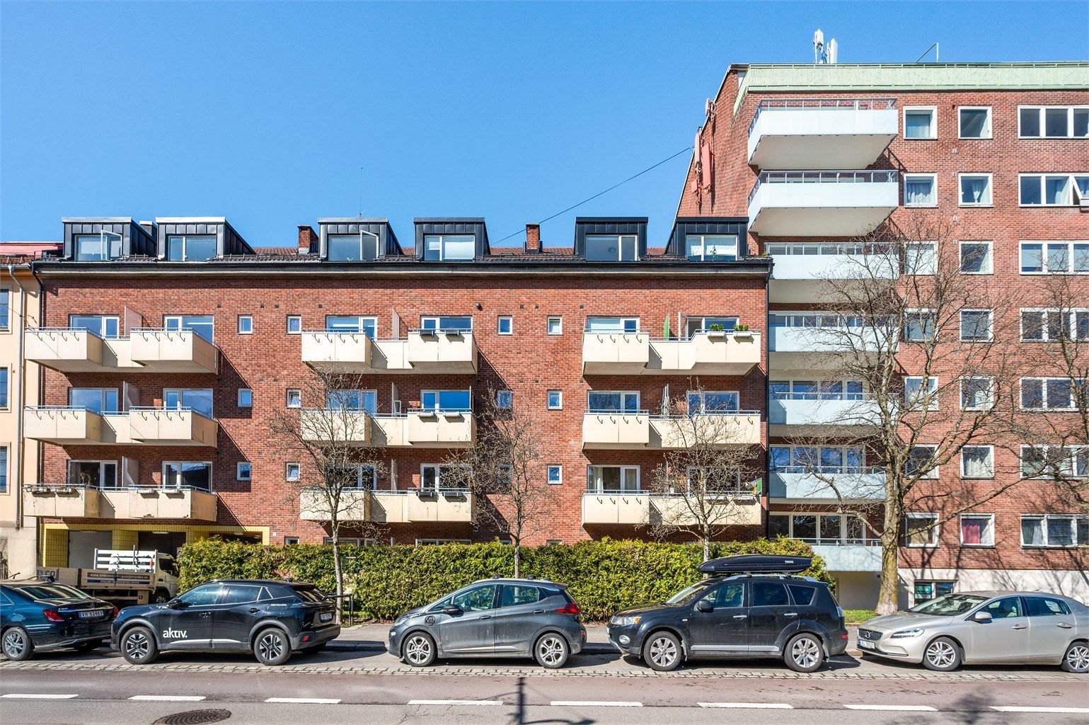 Leiligheten har en sentral beliggenhet i en klassisk bygård fra 1961 på ettertraktede Adamstuen.