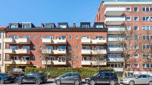 Leiligheten har en sentral beliggenhet i en klassisk bygård fra 1961 på ettertraktede Adamstuen.