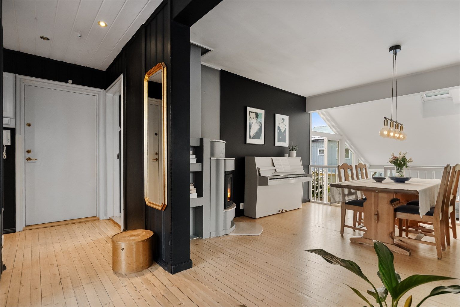 Leiligheten har en gjennomgående planløsning som binder sammen de sosiale sonene.