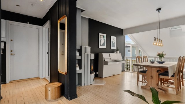 Leiligheten har en gjennomgående planløsning som binder sammen de sosiale sonene.