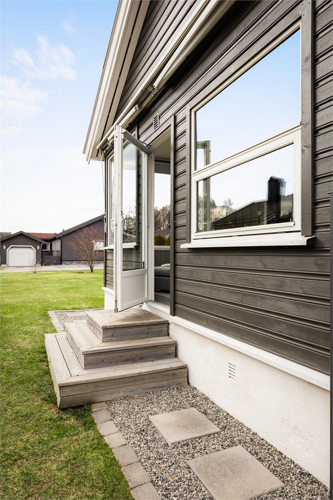 Trapp ned til gressplen med gode solforhold