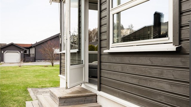 Trapp ned til gressplen med gode solforhold