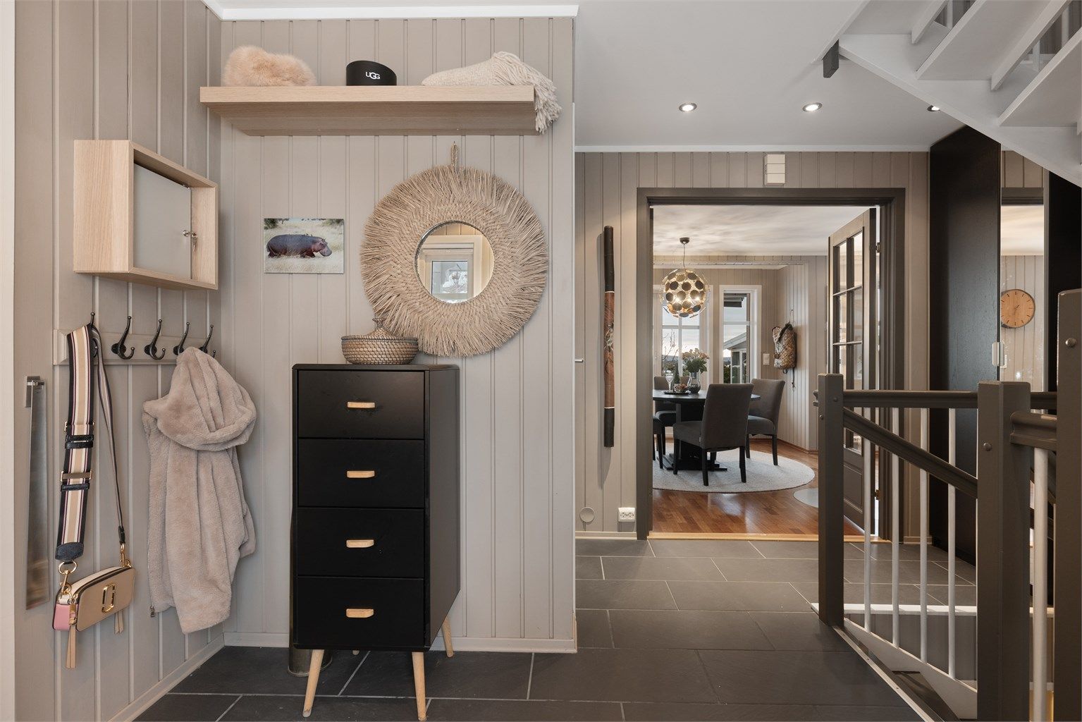 Entré med speilgarderobe