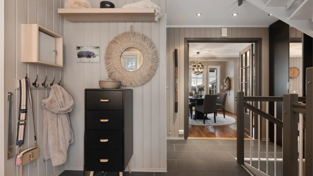 Entré med speilgarderobe