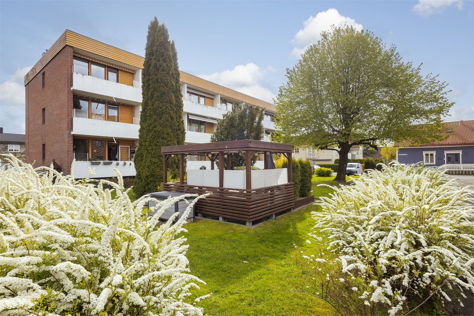 Veldig hyggelige fellesområder med pergola, sittegruppe, bord og stoler
