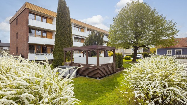 Veldig hyggelige fellesområder med pergola, sittegruppe, bord og stoler