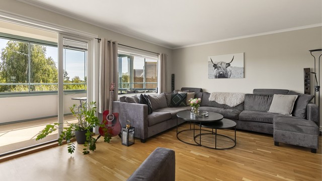 Store vindusflater gir rommet godt naturlig lys og uten innsyn