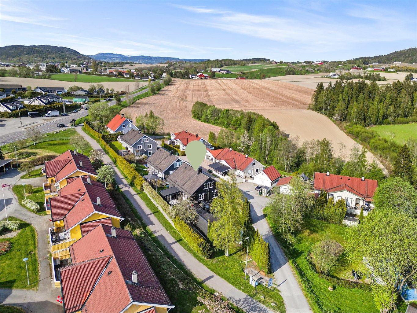Eiendommen er beliggende i attraktivt boligområde med landlige omgivelser.