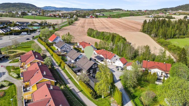 Eiendommen er beliggende i attraktivt boligområde med landlige omgivelser.