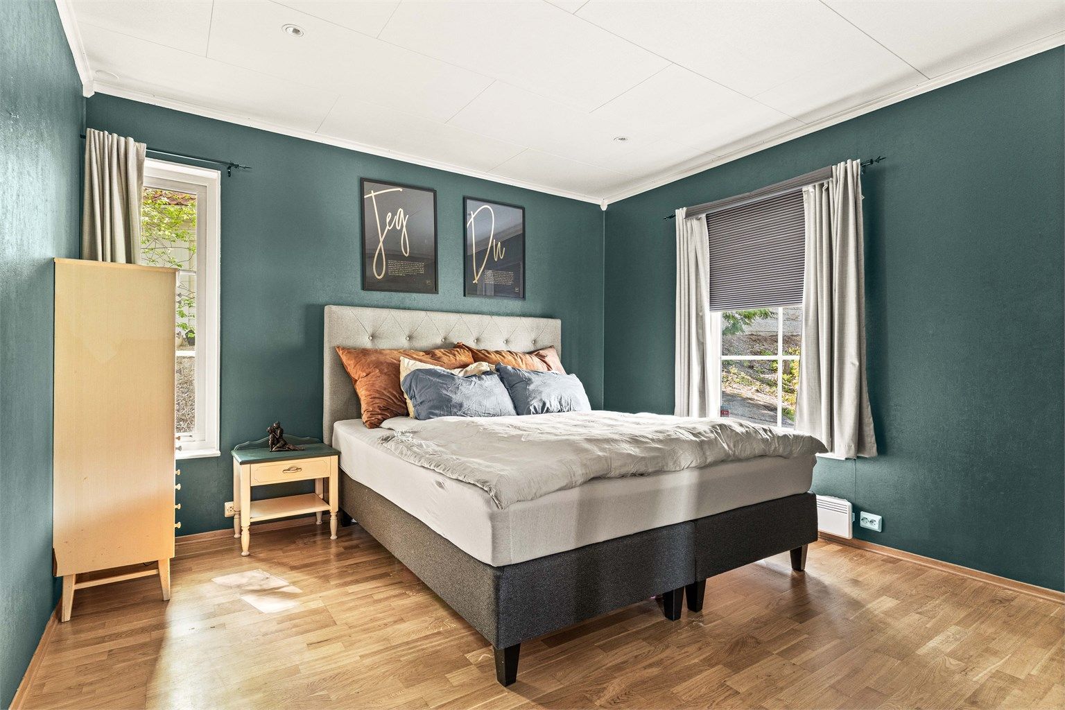 Det største soverommet ligger i hovedetasjen og har stor skyvedørs garderobe som medfølger handelen. 