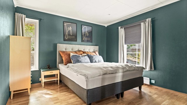 Det største soverommet ligger i hovedetasjen og har stor skyvedørs garderobe som medfølger handelen.