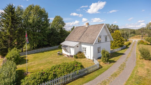 Eiendomsmegler Krogsveen v/Gisle Spidsberg ønsker velkommen til denne sjarmerende eneboligen!
Foto: Svein Michaelsen