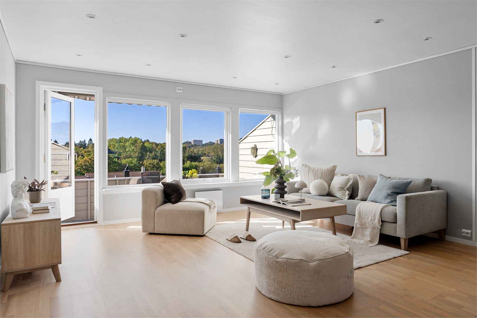 Stuen fremstår som lys og meget tiltalende med store vindusflater som tilfører rikelig med naturlig lysinnslipp.