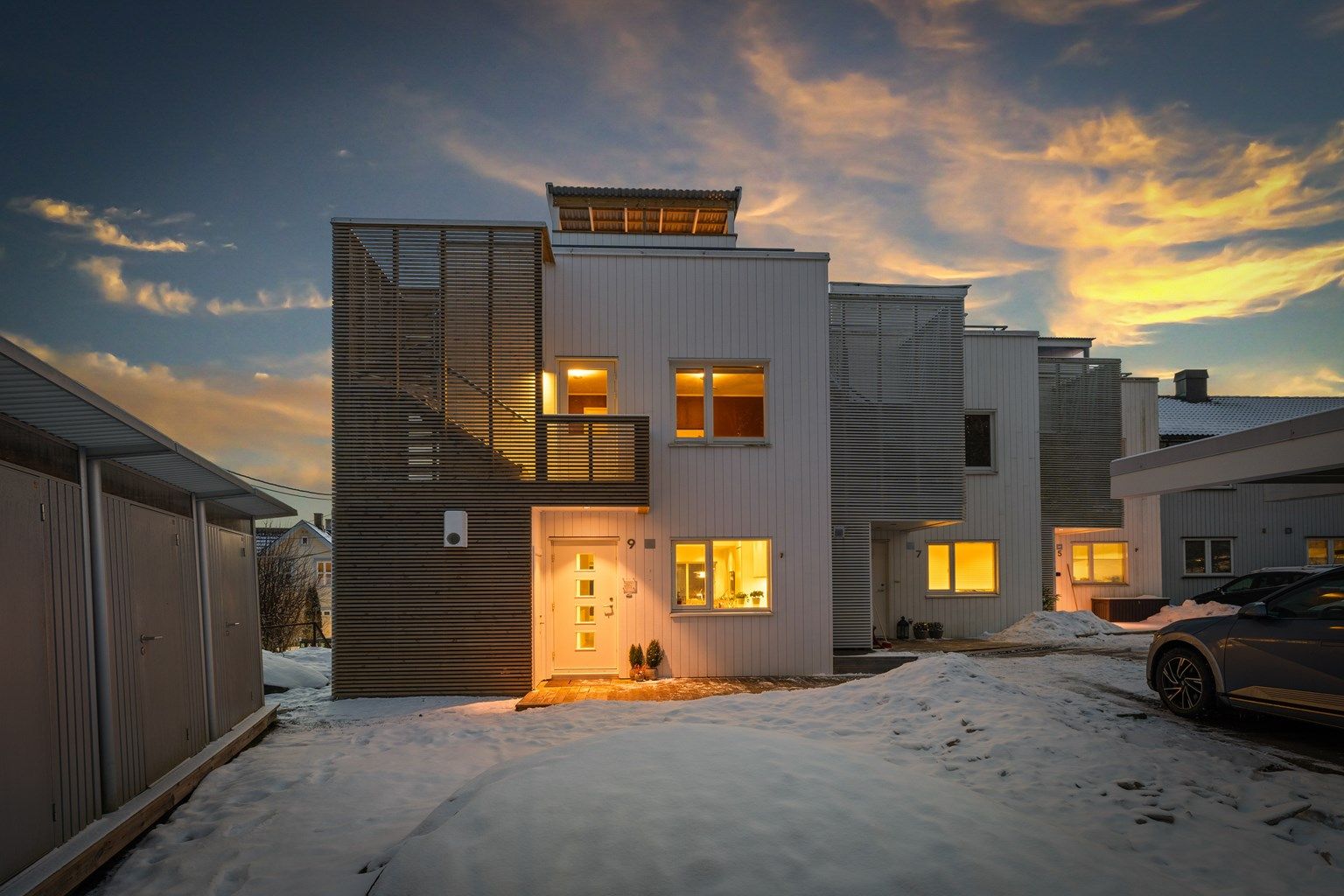 Liadalsveien 9 er et innholdsrikt enderekkehus med en gjennomtenkt og god planløsning. Eiendommen har en solrik, sentral og og attraktiv beliggenhet på Ljan, i et stille og særdeles barnevennlig boområde i en liten blindvei uten gjennomgangstrafikk.