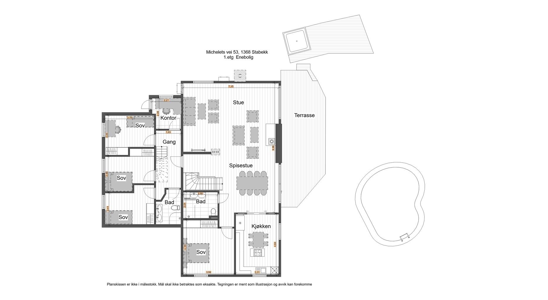 Første etasje har en familievennlig planløsning med store oppholdsrom, soveromsfløy og to bad.
