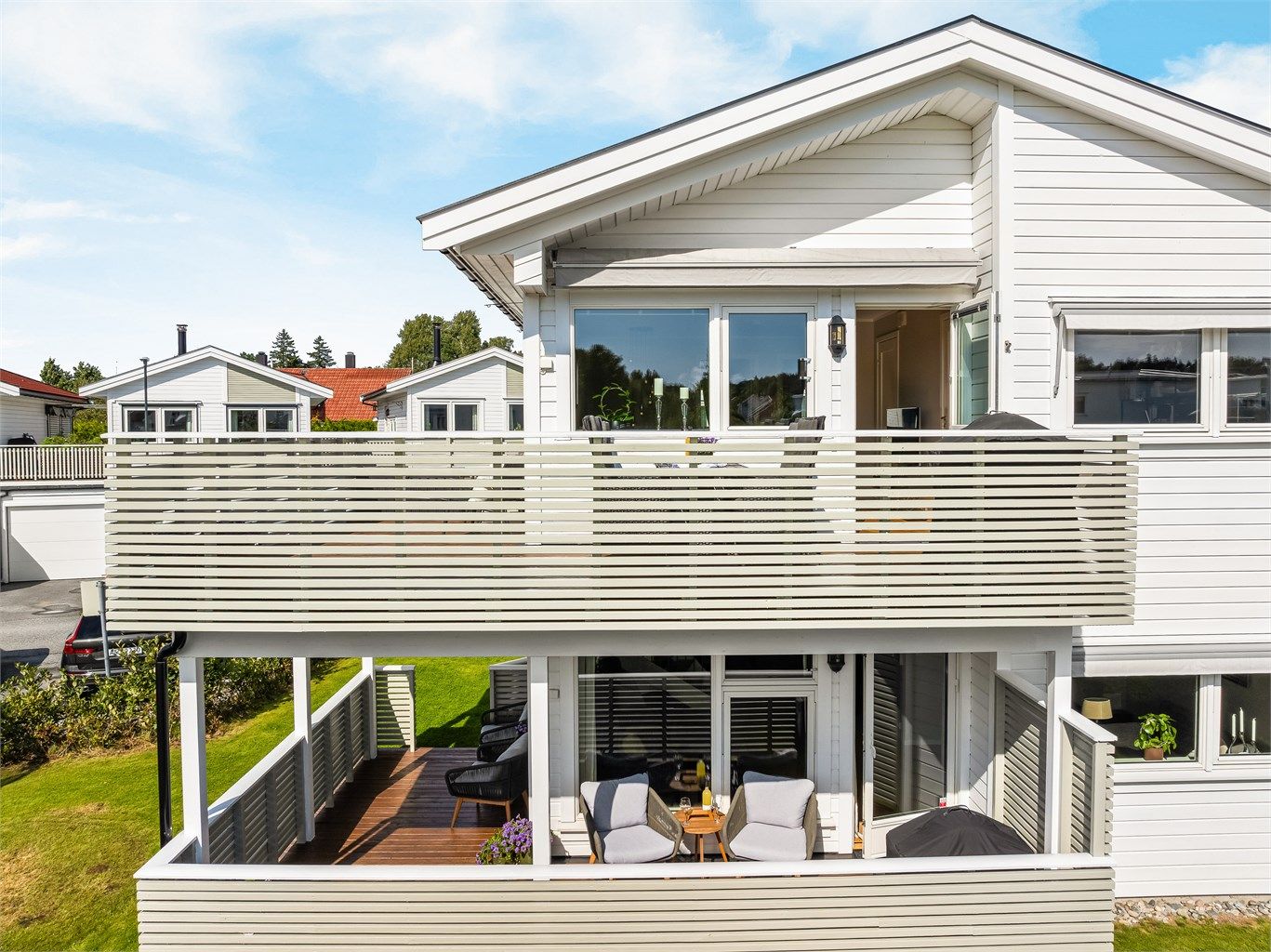 Boligen ble oppført i 2016 med en familieorientert romløsning over to etasjer og har i tillegg fine utearealer i form av terrasse, balkong og hage.