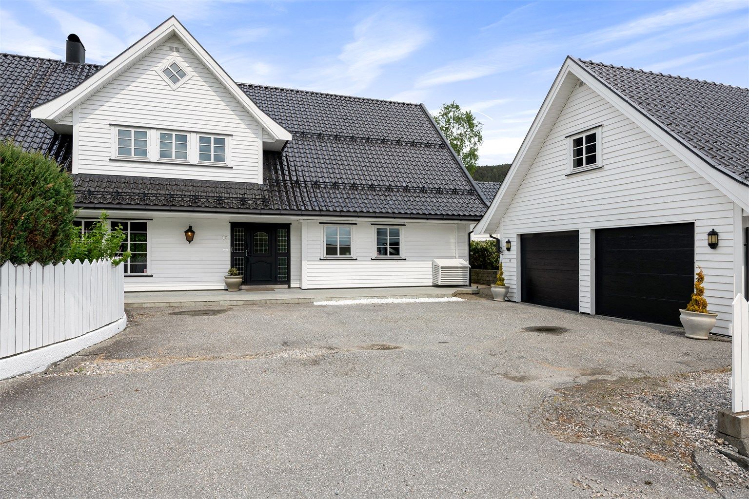 Asfaltert gårdsplass med god plass til parkering.