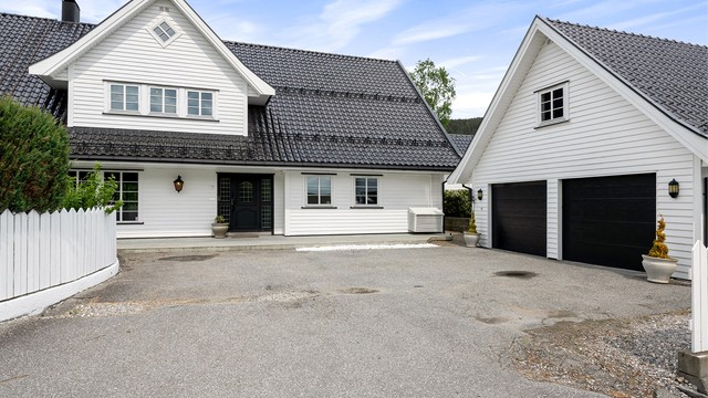 Asfaltert gårdsplass med god plass til parkering.