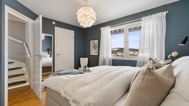Soverommet har adkomst til garderobe / bod