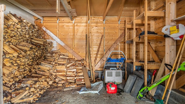 Garasjen har i tillegg en romslig bod med god plass til ved, hageredskaper og sesongutstyr.