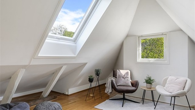 Takvindu som kan åpnes, med solskjerming / plissé.