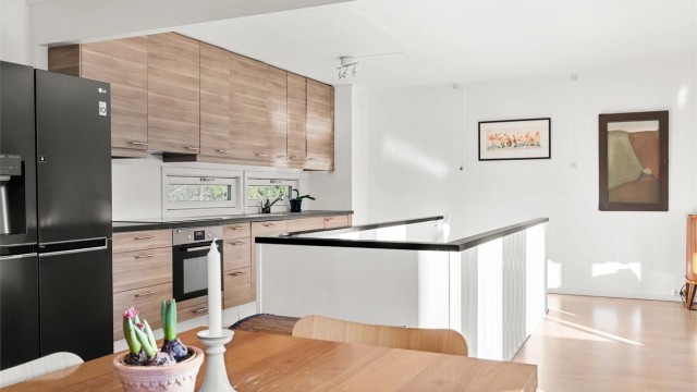 Kjøkkeninnredning fra 2012 med slette fronter og benkeplate i laminat.